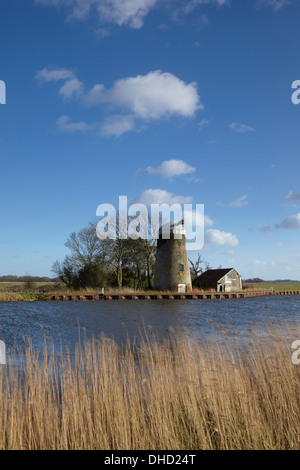 Vue d'Oby Mill à côté de la rivière Bure dans les Norfolk Broads Banque D'Images