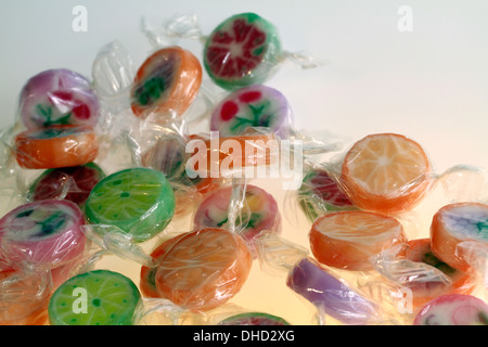 Rock candy bonbons aux couleurs vives dans des emballages de cellophane. Banque D'Images