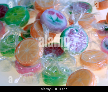 Rock candy bonbons aux couleurs vives dans des emballages de cellophane. Banque D'Images