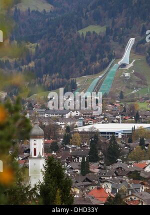 Garmisch-Partenkirchen, Allemagne. 08Th Nov, 2013. Le saut à ski hill (retour) de Garmisch-Partenkirchen, Allemagne, 04 novembre 2013. Référendums locaux sur la demande de la Munich Jeux Olympiques d'hiver de 2022 sont prévues pour le 10 novembre 2013 dans les quatre municipalités, Munich, Garmisch-Partenkirchen, Traunstein et Berchtesgaden, qui sont prévues pour accueillir les Jeux Olympiques d'hiver de 2022. Photo : Karl-Josef Opim/dpa/Alamy Live News Banque D'Images