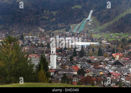 Garmisch-Partenkirchen, Allemagne. 08Th Nov, 2013. Le saut à ski hill (retour) de Garmisch-Partenkirchen, Allemagne, 04 novembre 2013. Référendums locaux sur la demande de la Munich Jeux Olympiques d'hiver de 2022 sont prévues pour le 10 novembre 2013 dans les quatre municipalités, Munich, Garmisch-Partenkirchen, Traunstein et Berchtesgaden, qui sont prévues pour accueillir les Jeux Olympiques d'hiver de 2022. Photo : Karl-Josef Opim/dpa/Alamy Live News Banque D'Images
