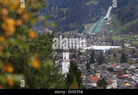 Garmisch-Partenkirchen, Allemagne. 08Th Nov, 2013. Le saut à ski hill (retour) de Garmisch-Partenkirchen, Allemagne, 04 novembre 2013. Référendums locaux sur la demande de la Munich Jeux Olympiques d'hiver de 2022 sont prévues pour le 10 novembre 2013 dans les quatre municipalités, Munich, Garmisch-Partenkirchen, Traunstein et Berchtesgaden, qui sont prévues pour accueillir les Jeux Olympiques d'hiver de 2022. Photo : Karl-Josef Opim/dpa/Alamy Live News Banque D'Images