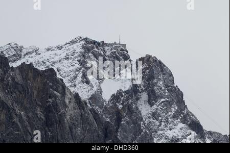 Garmisch-Partenkirchen, Allemagne. 08Th Nov, 2013. Vue sur la montagne Zugspitze à Garmisch-Partenkirchen, Allemagne, 04 novembre 2013. Référendums locaux sur la demande de la Munich Jeux Olympiques d'hiver de 2022 sont prévues pour le 10 novembre 2013 dans les quatre municipalités, Munich, Garmisch-Partenkirchen, Traunstein et Berchtesgaden, qui sont prévues pour accueillir les Jeux Olympiques d'hiver de 2022. Photo : Karl-Josef Opim/dpa/Alamy Live News Banque D'Images