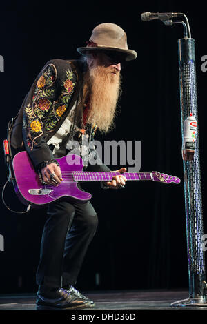 London, Ontario, Canada. 6e novembre 2013. Billy Gibbons du Houston Texas rock/blues band ZZ Top effectue . Le groupe connu pour leur légendaire barbe a été de faire de la musique et des spectacles depuis 1969. Le groupe a été intronisé au Rock and Roll Hall of Fame en 2004. © Mark Spowart/Alamy Live News Banque D'Images