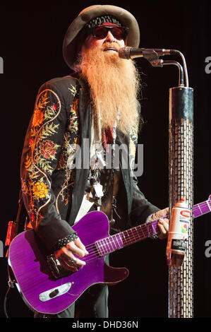 London, Ontario, Canada. 6e novembre 2013. Billy Gibbons du Houston Texas rock/blues band ZZ Top effectue . Le groupe connu pour leur légendaire barbe a été de faire de la musique et des spectacles depuis 1969. Le groupe a été intronisé au Rock and Roll Hall of Fame en 2004. © Mark Spowart/Alamy Live News Banque D'Images