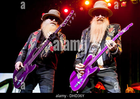 London, Ontario, Canada. 6e novembre 2013. Dusty Hill, gauche et Billy Gibbons du Houston Texas rock/blues band ZZ Top effectuer . Le groupe connu pour leur légendaire barbe a été de faire de la musique et des spectacles depuis 1969. Le groupe a été intronisé au Rock and Roll Hall of Fame en 2004. de la Houston Texas rock/blues band ZZ Top effectue . Le groupe connu pour leur légendaire barbe a été de faire de la musique et des spectacles depuis 1969. Le groupe a été intronisé au Rock and Roll Hall of Fame en 2004. © Mark Spowart/Alamy Live News Banque D'Images