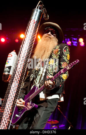 London, Ontario, Canada. 6e novembre 2013. Billy Gibbons du Houston Texas rock/blues band ZZ Top effectue . Le groupe connu pour leur légendaire barbe a été de faire de la musique et des spectacles depuis 1969. Le groupe a été intronisé au Rock and Roll Hall of Fame en 2004. © Mark Spowart/Alamy Live News Banque D'Images