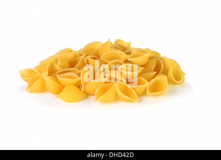Pile de pâtes Conchiglie sur fond blanc Banque D'Images