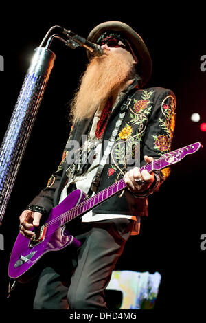 London, Ontario, Canada. 6e novembre 2013. Billy Gibbons du Houston Texas rock/blues band ZZ Top effectue . Le groupe connu pour leur légendaire barbe a été de faire de la musique et des spectacles depuis 1969. Le groupe a été intronisé au Rock and Roll Hall of Fame en 2004. © Mark Spowart/Alamy Live News Banque D'Images