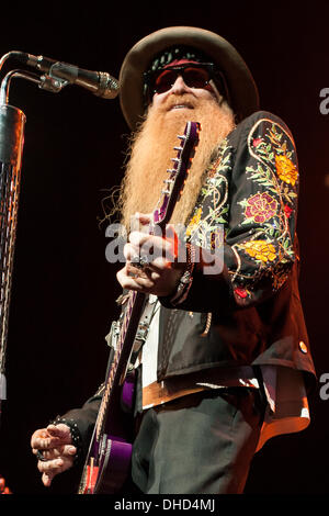 London, Ontario, Canada. 6e novembre 2013. Billy Gibbons du Houston Texas rock/blues band ZZ Top effectue . Le groupe connu pour leur légendaire barbe a été de faire de la musique et des spectacles depuis 1969. Le groupe a été intronisé au Rock and Roll Hall of Fame en 2004. © Mark Spowart/Alamy Live News Banque D'Images