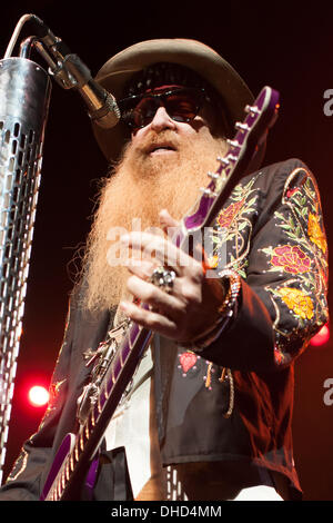 London, Ontario, Canada. 6e novembre 2013. Billy Gibbons du Houston Texas rock/blues band ZZ Top effectue . Le groupe connu pour leur légendaire barbe a été de faire de la musique et des spectacles depuis 1969. Le groupe a été intronisé au Rock and Roll Hall of Fame en 2004. © Mark Spowart/Alamy Live News Banque D'Images