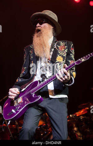 London, Ontario, Canada. 6e novembre 2013. Billy Gibbons du Houston Texas rock/blues band ZZ Top effectue . Le groupe connu pour leur légendaire barbe a été de faire de la musique et des spectacles depuis 1969. Le groupe a été intronisé au Rock and Roll Hall of Fame en 2004. © Mark Spowart/Alamy Live News Banque D'Images