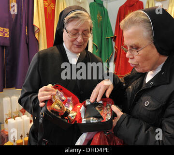 Augsburg, Allemagne. 07Th Nov, 2013. Les moniales Clementis (L) et Annette regardez un ensemble de voyage liturgique à un stand au salon de l'église 'Gloria' à Augsburg, Allemagne, 07 novembre 2013. Le salon qui dispose de produits autour de l'église soit jusqu'au 09 novembre 2013. Photo : STEFAN UDRY/dpa/Alamy Live News Banque D'Images