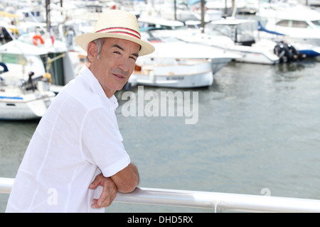 Homme dans un chapeau de paille Banque D'Images