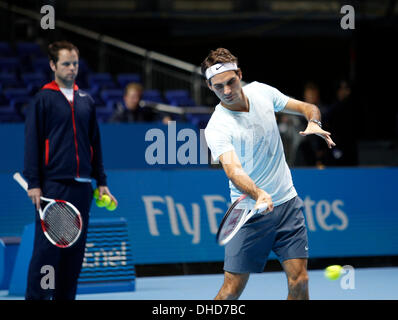 Londres, Royaume-Uni. 07Th Nov, 2013. Roger Federer se réchauffe devant son jeu avec Richard Gasquet dans le groupe B de l'ATP World Tour finals de l'O2 Arena. Credit : Action Plus Sport/Alamy Live News Banque D'Images