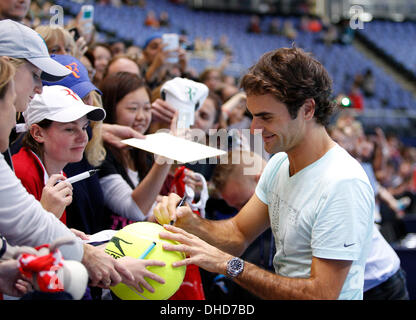 Londres, Royaume-Uni. 07Th Nov, 2013. Roger Federer, signe des autographes devant son jeu avec Richard Gasquet dans le groupe B de l'ATP World Tour finals de l'O2 Arena. Credit : Action Plus Sport/Alamy Live News Banque D'Images