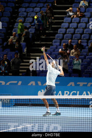 Londres, Royaume-Uni. 07Th Nov, 2013. Roger Federer se réchauffe devant son jeu avec Richard Gasquet dans le groupe B de l'ATP World Tour finals de l'O2 Arena. Credit : Action Plus Sport/Alamy Live News Banque D'Images