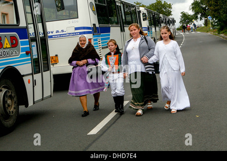 La famille des gens dans les costumes traditionnels en pèlerinage à Zarosice, Moravie du Sud, République Tchèque, Europe Banque D'Images