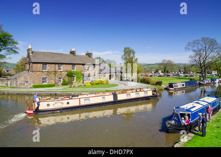 Narrowboats à la jonction de la crête et du Canal de Macclesfield Forest Canal, Marple, Greater Manchester, Angleterre Banque D'Images