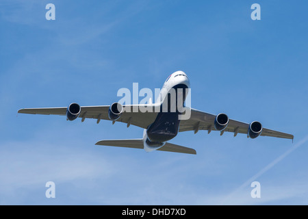 Airbus A380 avion de passagers arrivant sur la terre contre le ciel bleu et nuages filandreux. Banque D'Images