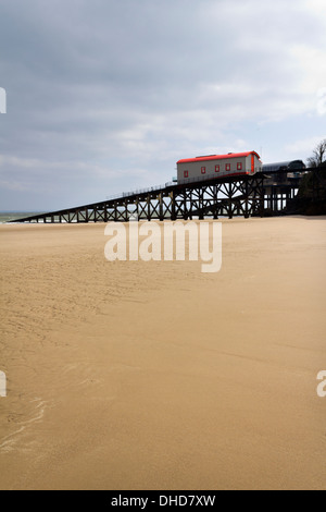 Les anciens et les nouveaux postes de sauvetage à Tenby, Pembrokeshire, Pays de Galles, Royaume-Uni Banque D'Images