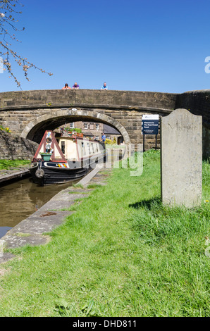 15-04 entrant dans le canal de l'Office de Macclesfield Forest Canal, Marple, Greater Manchester, Angleterre Banque D'Images
