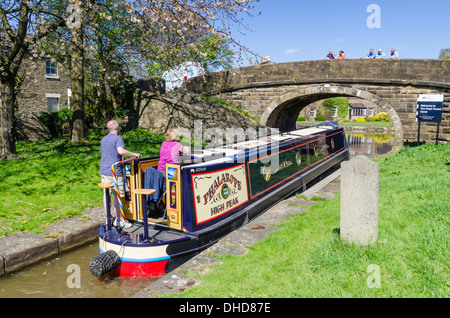 15-04 sous le dernier pont sur le Canal de Macclesfield entrant dans la forêt de pointe Canal, Marple, Greater Manchester, Angleterre Banque D'Images