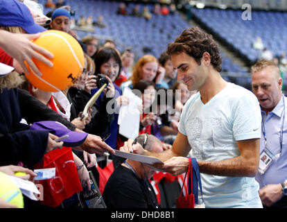 Londres, Royaume-Uni. 07Th Nov, 2013. Roger Federer, signe des autographes devant son jeu avec Richard Gasquet dans le groupe B de l'ATP World Tour finals de l'O2 Arena. Credit : Action Plus Sport/Alamy Live News Banque D'Images