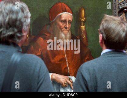 Francfort-sur-Main, Allemagne. 07Th Nov, 2013. Les visiteurs regarder un portrait du Pape Jules II au musée Städel à Francfort-sur-Main, Allemagne, 07 novembre 2013. Le Musée Städel acquis jusqu'alors inconnue de la version du portrait du Pape Jules II par Raphaël et son atelier, qui sera abordée dans une exposition à partir du 08 novembre 2013 au 16 février 2014. Photo : BORIS ROESSLER/dpa/Alamy Live News Banque D'Images