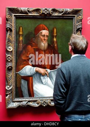 Francfort-sur-Main, Allemagne. 07Th Nov, 2013. Les visiteurs regarder un portrait du Pape Jules II au musée Städel à Francfort-sur-Main, Allemagne, 07 novembre 2013. Le Musée Städel acquis jusqu'alors inconnue de la version du portrait du Pape Jules II par Raphaël et son atelier, qui sera abordée dans une exposition à partir du 08 novembre 2013 au 16 février 2014. Photo : BORIS ROESSLER/dpa/Alamy Live News Banque D'Images