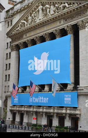 New York, NY, USA . 06 nov., 2013. Bannière Twitter à la Bourse de New York, le populaire site web de médias sociaux devient publique. © Christopher Penler/Alamy Live News Banque D'Images