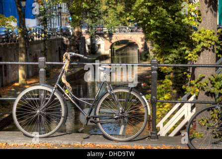 Vélo hollandais typique sur scène un canal à Utrecht. Banque D'Images