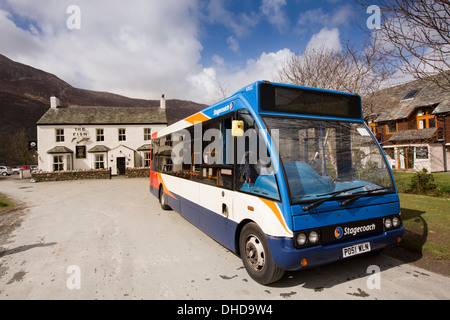 UK, Cumbria, Lake District, Buttermere, Honister Rambler Bus à l'hôtel de poisson Banque D'Images