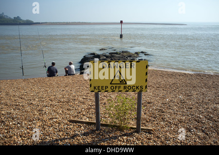 Garder hors de danger, les roches signer River Deben Felixstowe, Ferry, Suffolk, UK. Banque D'Images