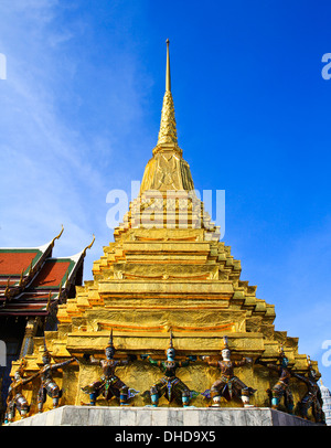 Figure mythologique le démon gardien, garde le temple bouddhiste dans le grand palace, Bangkok Banque D'Images