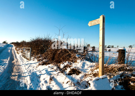 Un chemin de campagne recouverte de neige en Angleterre Banque D'Images