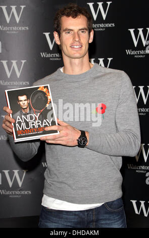 Londres, Royaume-Uni. 6e novembre 2013. Andy Murray signe son livre "soixante-sept : ma route jusqu'à Wimbledon Glory' à Waterstones Piccadilly, le 6 novembre 2013. © KEITH MAYHEW/Alamy Live News Banque D'Images