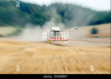 Une moissonneuse-batteuse en action (motion-blur, zoom technique) Banque D'Images