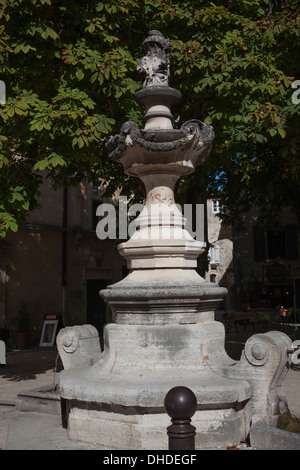 Fontaine en place Favier à St Rémy de Provence Banque D'Images