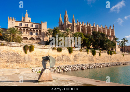 Palais Royal de l'Almudaina et la cathédrale de Santa Maria de Palma, Palma de Mallorca, Majorque, Îles Baléares, Espagne Banque D'Images