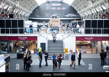 Londres, Royaume-Uni. 7 novembre 2013. visiteurs à la 3D Printshow au Business Design Centre de Londres. Le spectacle réunit les plus grands noms de la technologie d'impression 3D à côté de la plus créative, novatrice et les particuliers à l'aide de processus additif aujourd'hui. Credit : Piero Cruciatti/Alamy Live News Banque D'Images