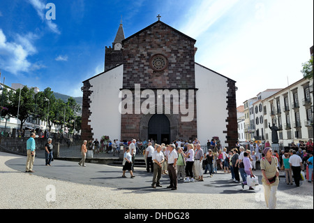 Funchal Madère. Se rassembler autour d'à l'extérieur de la Cathédrale Notre Dame de l'Assomption Banque D'Images
