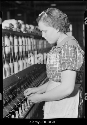 Un fileur qualifié travaille à la filière Pickett Yarn Mill à High point, en Caroline du Nord, où la maîtrise du métier a pris 3 à 4 ans de formation, démontrant l'expertise requise dans la fabrication textile. Banque D'Images