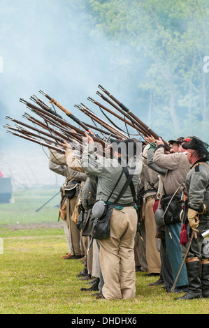 Les soldats confédérés au Thunder Bay sur la reconstitution de la guerre civile dans la région de Plymouth, en Caroline du Nord, USA Banque D'Images