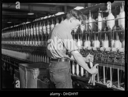 Millville, New Jersey - Textiles. Millville Co. (Man fixing machine.) 518680 Banque D'Images