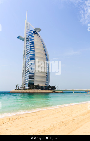 Hôtel Burj Al Arab, la plage de Jumeirah, Dubai, Émirats arabes unis, Moyen Orient Banque D'Images