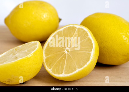 Close up de citrons frais sur la table top Banque D'Images