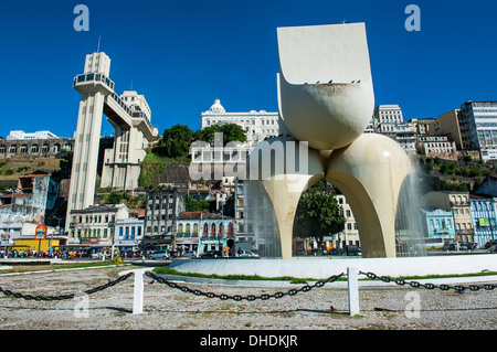 Monument moderne dans une fontaine au bas du Pelourinho, Salvador, Bahia, Brésil Banque D'Images