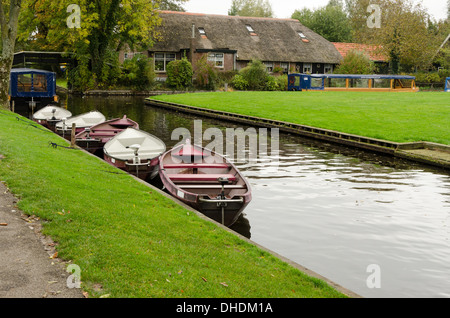 Belle maison traditionnelle sur une petite île dans une ville néerlandaise de Giethoorn Banque D'Images