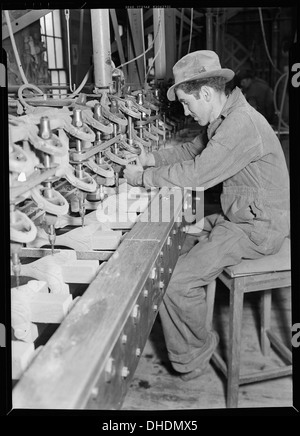 High Point, Caroline du Nord - le capitonnage. Tomlinson Président Manufacturing Co. de multiples carver automatiquement la machine... 518488 Banque D'Images